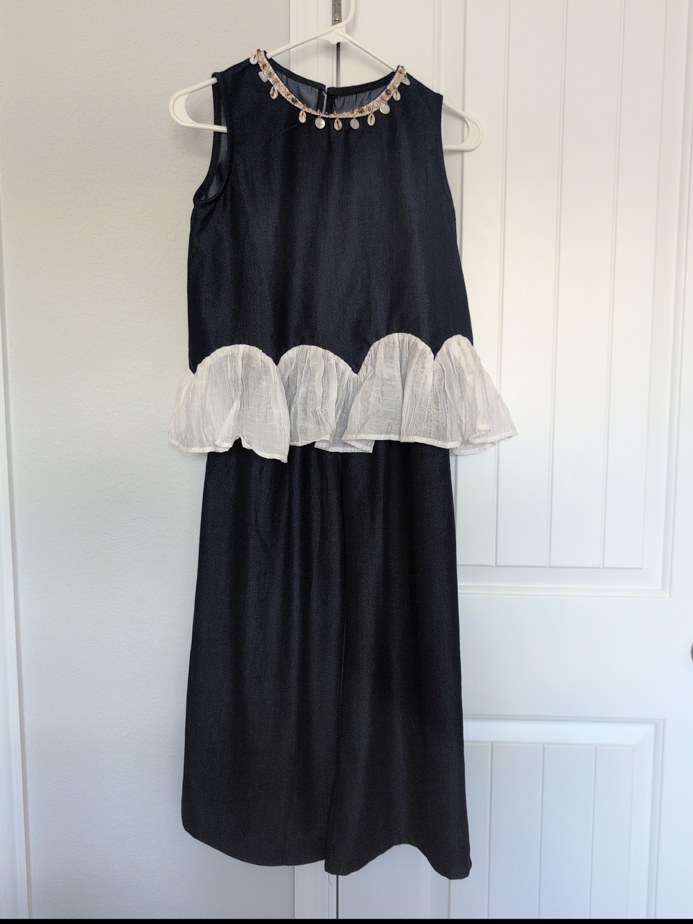Girl wearing a ruffled seashell top and wide-leg pants 160CM